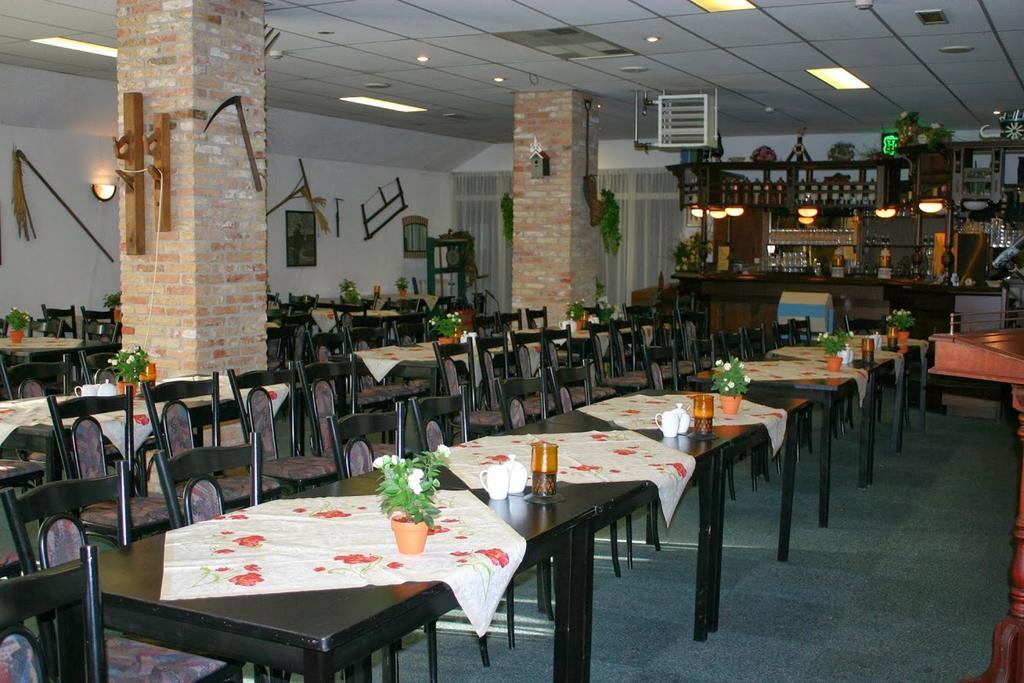 布拉邦代酒吧城市农庄酒店 欣德洛彭 外观 照片